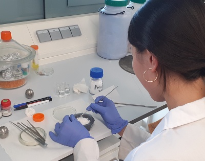 Una investigadora trabajando con pruebas en un laboratorio
