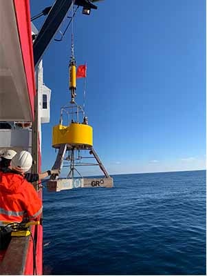 Despliegue de un módulo de aterrizaje bentónico equipado con cámaras HD, CTD, clorofila y sensores de corriente durante una campaña. Imagen: OBSEA-UPC