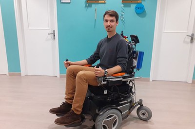 Joan Lobo, con una silla de ruedas robotizada y adaptada para MOVit para personas con distrofia muscular de Duchenne