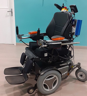 La silla de ruedas MOVit incorpora dos brazos robotizados en lugar de un apoyabrazos