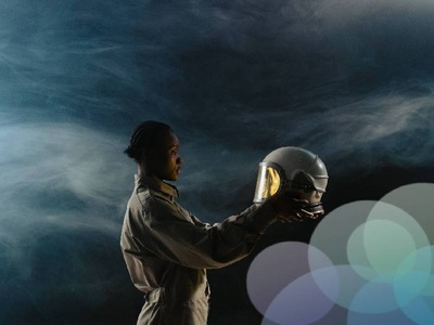 Mujer cogiendo un casco de astronauta con expresión pensativa