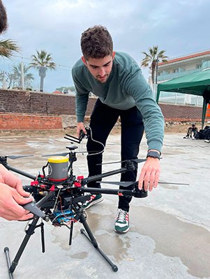 Un operador preparando su dron