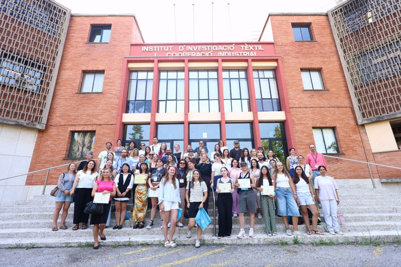 Estudiantes ante las puertas de INTEXTER