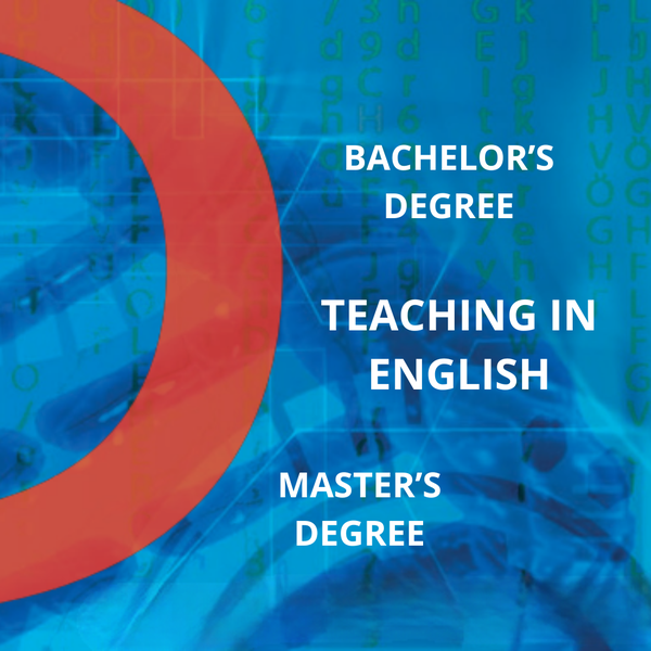 Estudiants i una PDI a l'aula fent classe